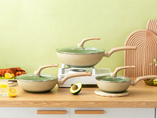 O Cookware de alumínio de pouco peso de BSCI ajustou 8Piece com punho de madeira