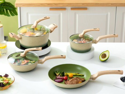 O Cookware de alumínio de pouco peso de BSCI ajustou 8Piece com punho de madeira