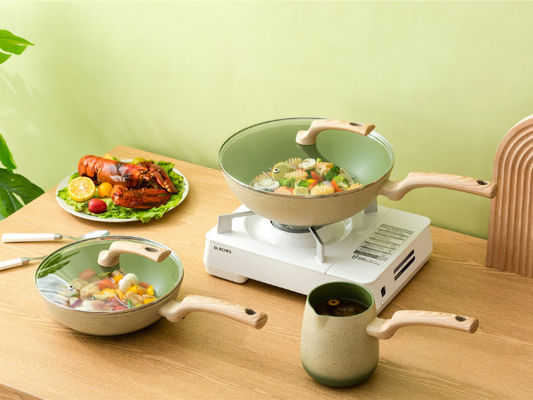 O Cookware de alumínio de pouco peso de BSCI ajustou 8Piece com punho de madeira