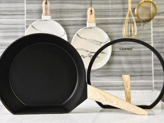 A frigideira resistente 9.5Inch do risco cola não com revestimento de cobre