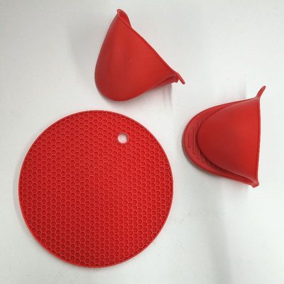 Produtos essenciais da cozinha: Mantes de forno resistentes ao calor de silicone e suportes para panelas
